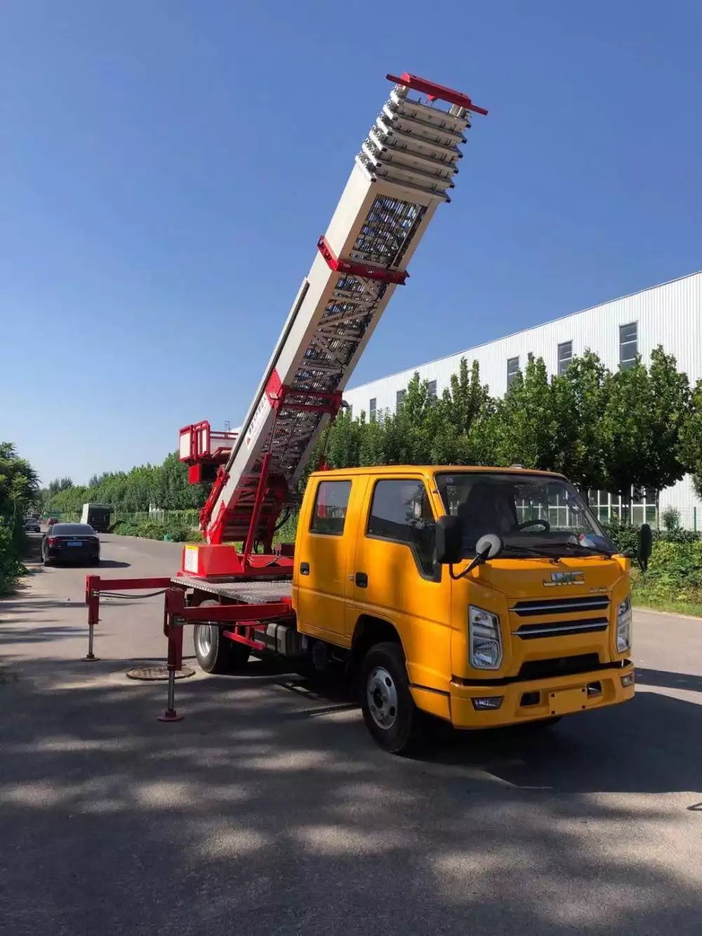 惠来附近的云梯车出租服务：轻松解决高空作业需求